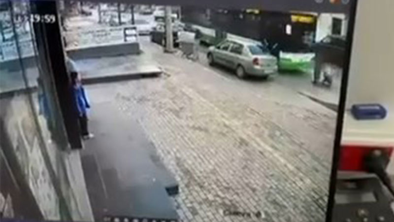 Bursa’da feci kaza! Otobüs ve kamyonetin altında kaldılar…