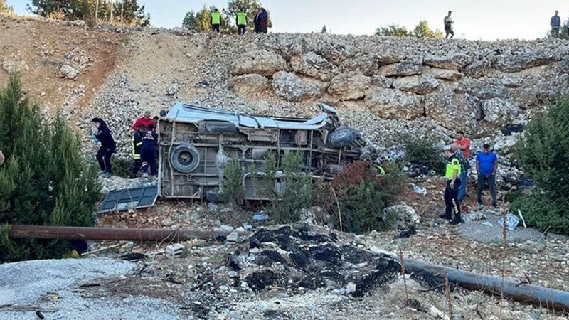 İşçi servisi faciası: 5 ölü, 14 yaralı İşçi servisi faciası: 5 ölü, 14 yaralı