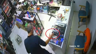 Görüntüler Bursa’dan… Deprem anında çayını almayı unutmadı