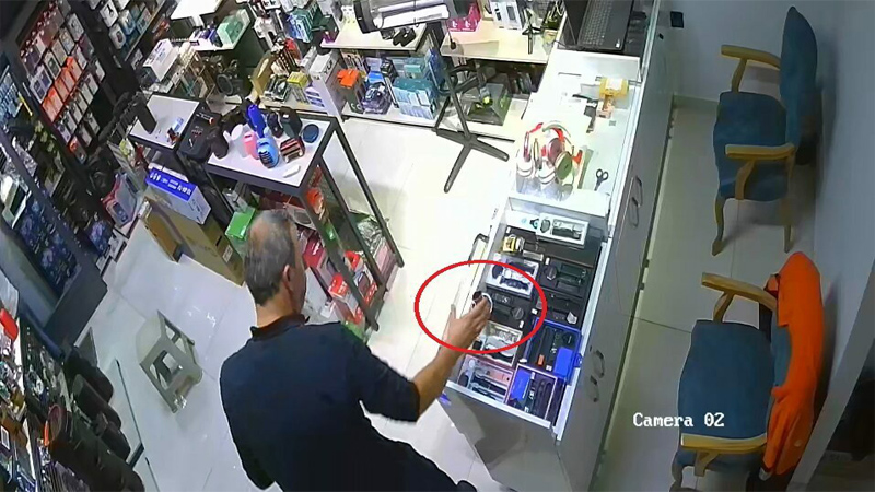 Görüntüler Bursa’dan… Deprem anında çayını almayı unutmadı Görüntüler Bursa’dan… Deprem anında çayını almayı unutmadı