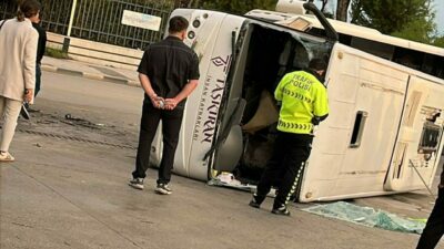 Hafif ticari araçla çarpışan midibüsteki 16 işçi yaralandı