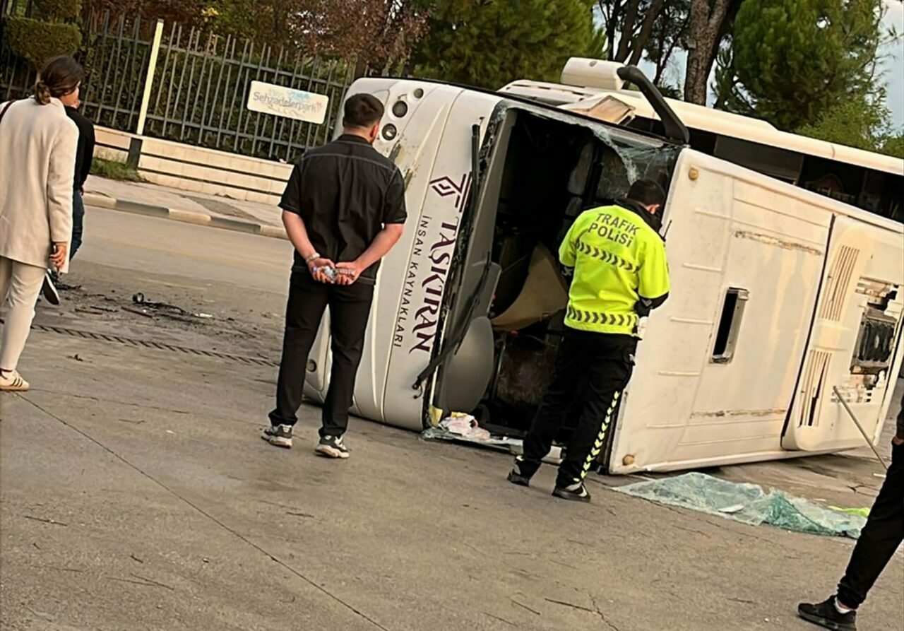 Hafif ticari araçla çarpışan midibüsteki 16 işçi yaralandı Hafif ticari araçla çarpışan midibüsteki 16 işçi yaralandı