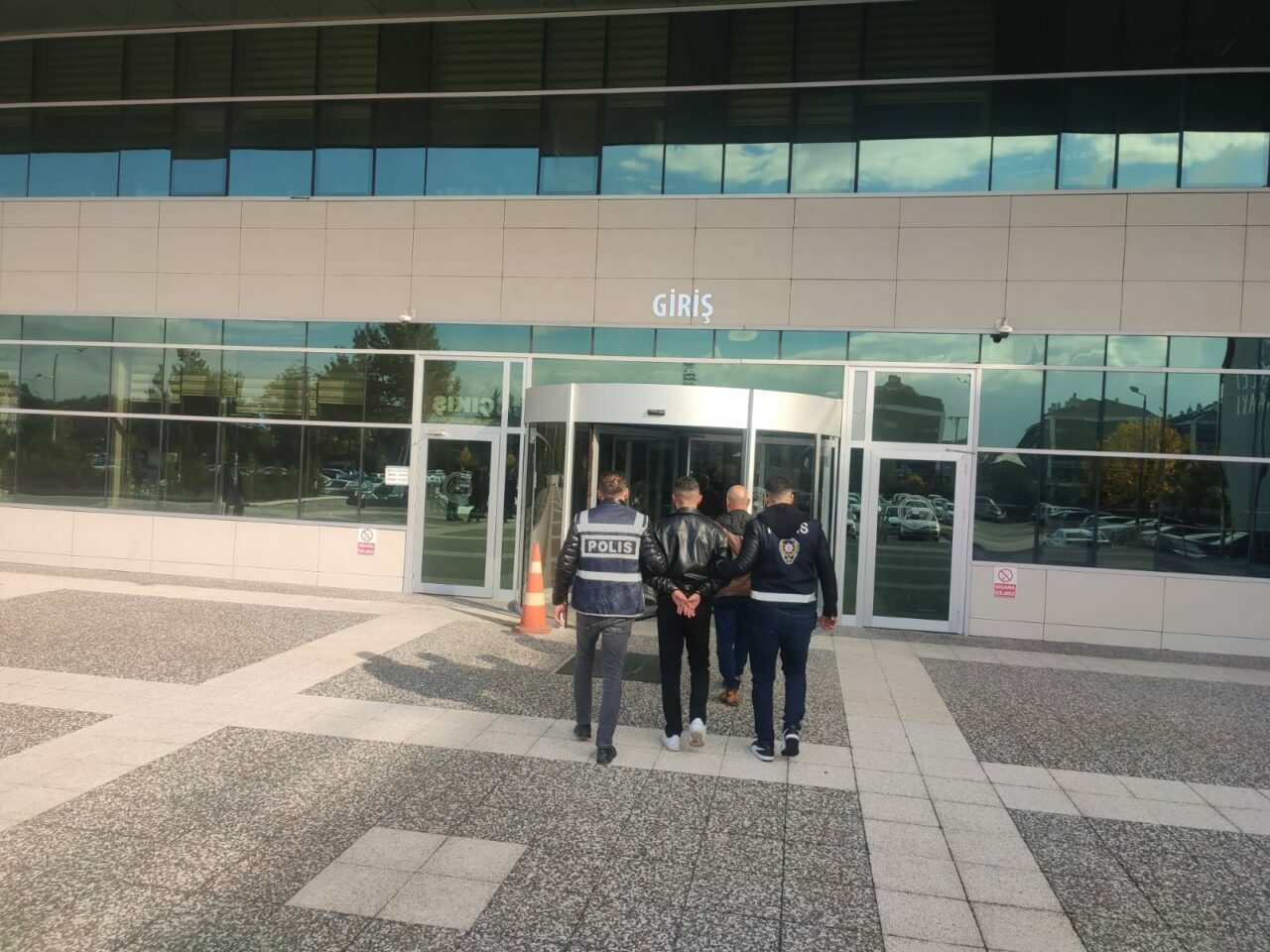 Hırsız torun tutuklandı