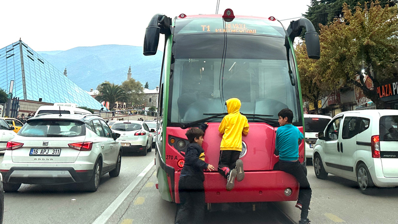Bursa trafiğinde çözüm bekleyen sorun! Bursa trafiğinde çözüm bekleyen sorun!