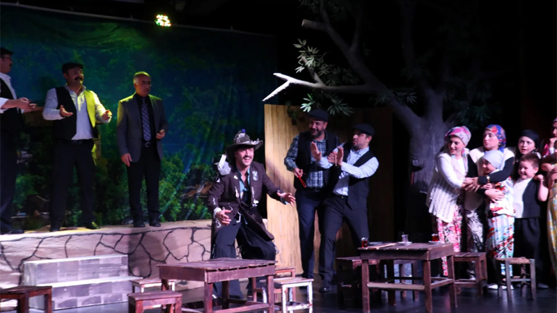 ‘Komşu Köyün Delisi’ yeni sezonda da kapalı gişe ‘Komşu Köyün Delisi’ yeni sezonda da kapalı gişe