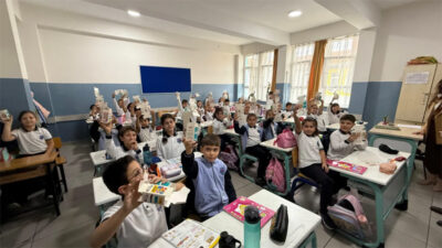 Bursa İnegöl’de öğrencilere kumbara dağıtıldı