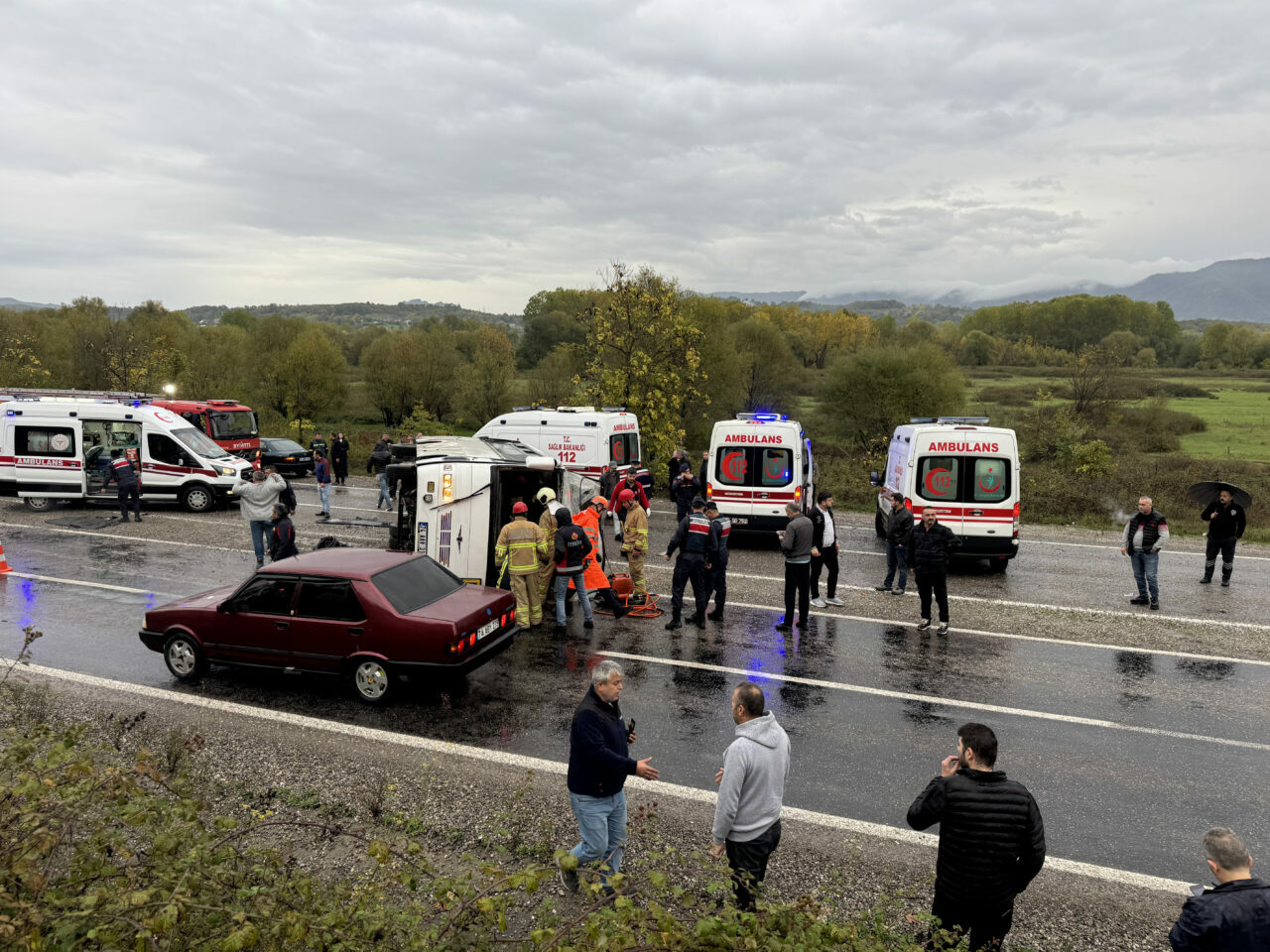 İşçi servisi devrildi: 1 ölü, 19 yaralı İşçi servisi devrildi: 1 ölü, 19 yaralı