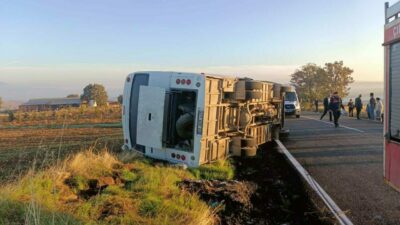 İşçileri taşıyan midibüs devrildi: 23 kişi yaralandı