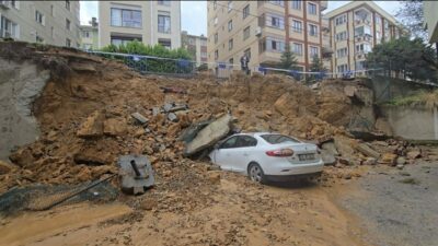 İstinat duvarı park halindeki araçların üzerine çöktü