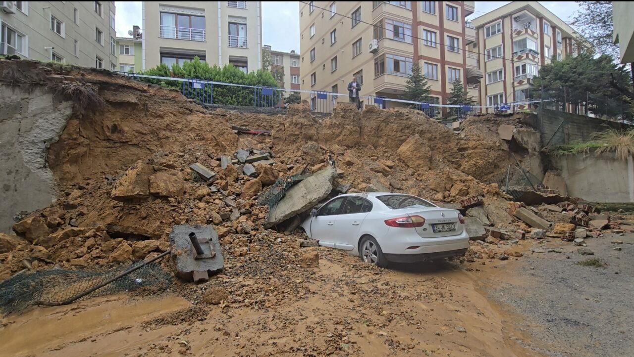 İstinat duvarı park halindeki araçların üzerine çöktü İstinat duvarı park halindeki araçların üzerine çöktü