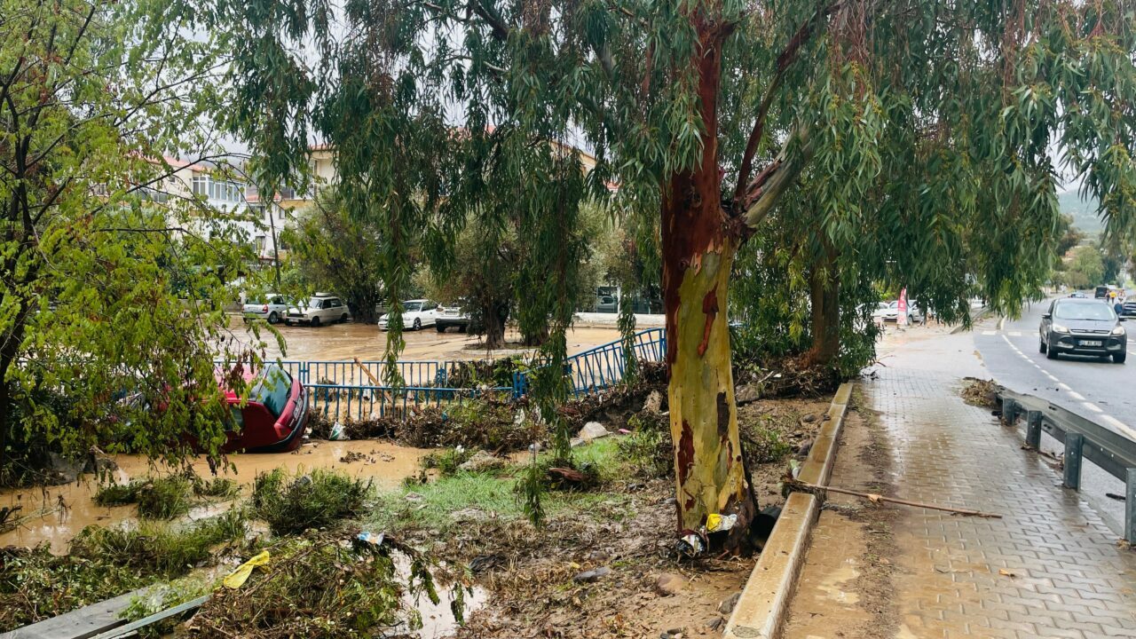 İzmir Foça’yı sağanak vurdu: 1,5 saat yetti