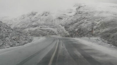 Mevsimin ilk kar yağışı düştü: Ekipler tuzlama yapıyor