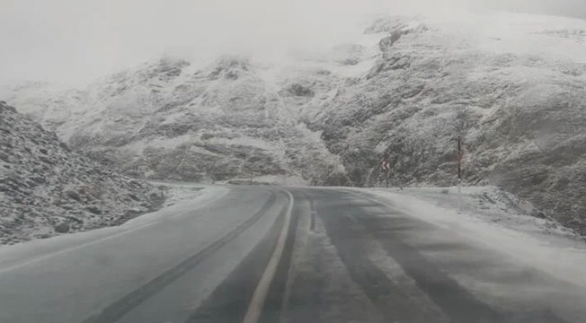 Mevsimin ilk kar yağışı düştü: Ekipler tuzlama yapıyor