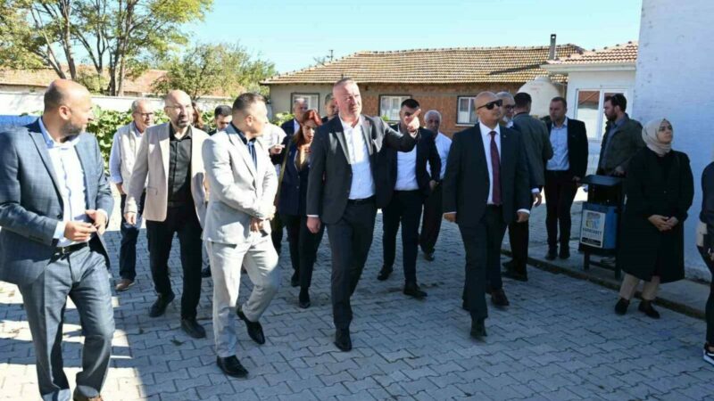 Karacabey Belediye Başkanı Fatih Karabatı, saha belediyeciliği anlayışını sürdürerek bu