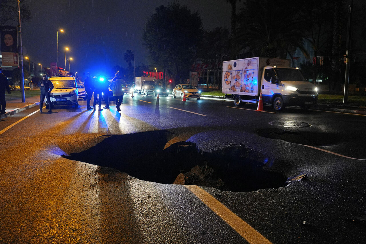 Kuvvetli sağanak nedeniyle yol çöktü