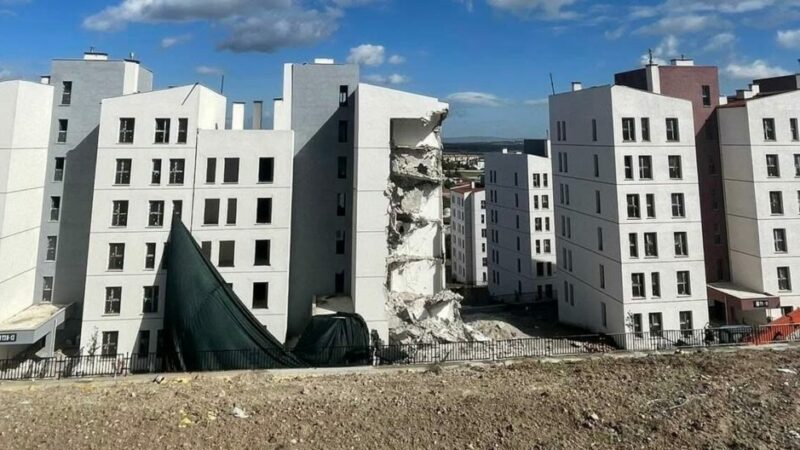 Bursa’nın Mustakemalpaşa ilçesindeki TOKİ evleri yıkılıyor! İYİ Parti Bursa Milletvekili Selçuk Türkoğlu’nun, zemin kayması nedeniyle yıkılacağını