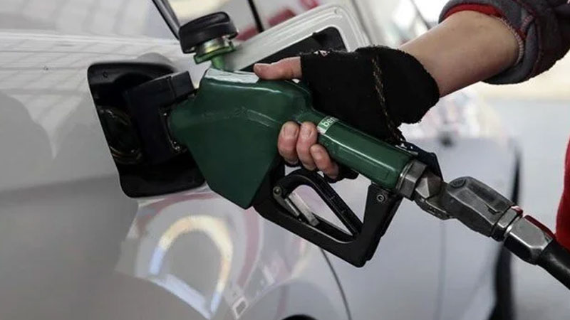 Petrol yükseldi: Motorine zam bekleniyor