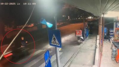 Bursa’da motosiklet yayaya çarptı! O anlar kamerada