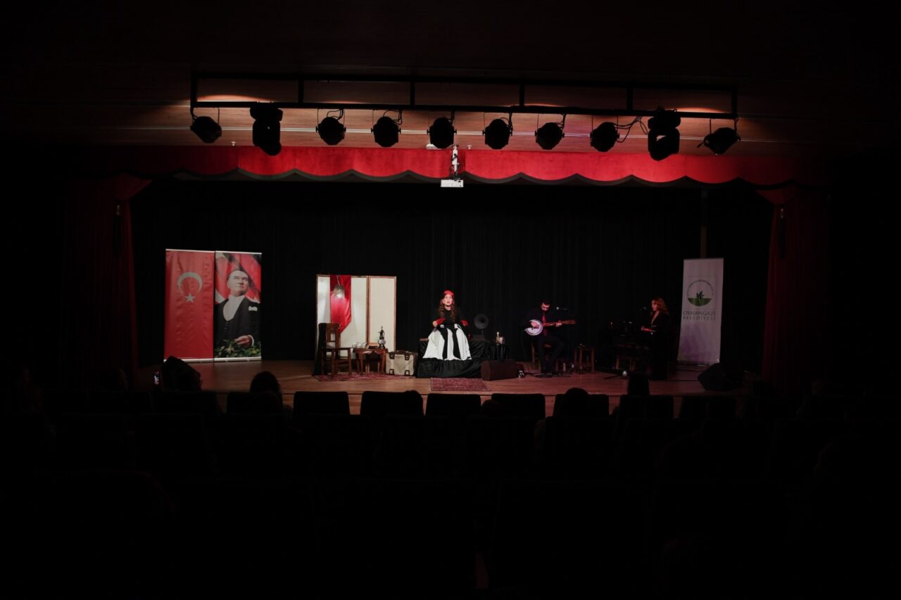 Osmangazi’de Cumhuriyet’in ışığı bu kez sahneye yansıdı Osmangazi’de Cumhuriyet’in ışığı bu kez sahneye yansıdı