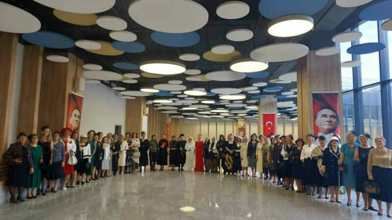 Nilüfer Kadın Korosu’nun Cumhuriyetin 102. yılına özel sergiledikleri ’Cumhuriyet Defilesi’