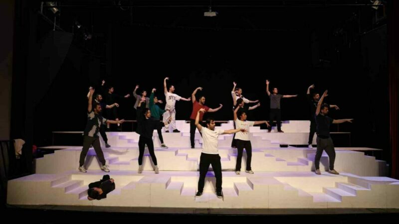 Nilüfer Kent Tiyatrosu iftiharla sunar: ’Lüküs Hayat’ Nilüfer Belediyesi Kent Tiyatrosu (NKT) 2025-2026 Tiyatro Sezonu’na "Lüküs Hayat"