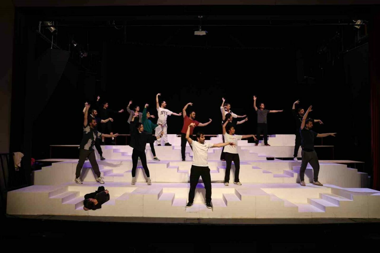 Nilüfer Kent Tiyatrosu iftiharla sunar: ’Lüküs Hayat’ Nilüfer Kent Tiyatrosu iftiharla sunar: ’Lüküs Hayat’