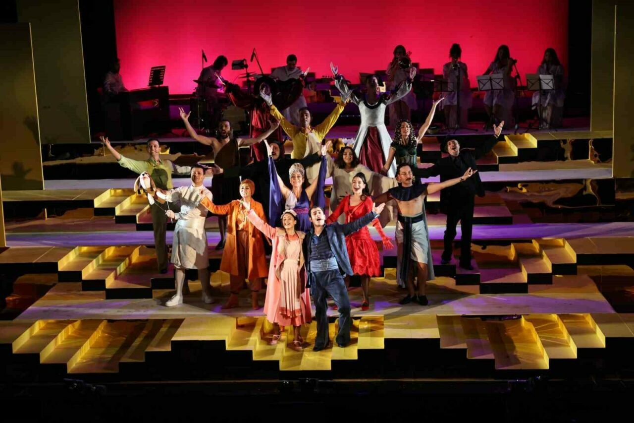 Nilüfer Kent Tiyatrosu’ndan “Lüküs Hayat” ile görkemli sezon açılışı Nilüfer Kent Tiyatrosu’ndan “Lüküs Hayat” ile görkemli sezon açılışı