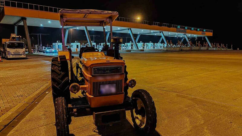 Bursa'da seyri yasak olmasına rağmen traktörle otoyola çıkan sürücüye idari