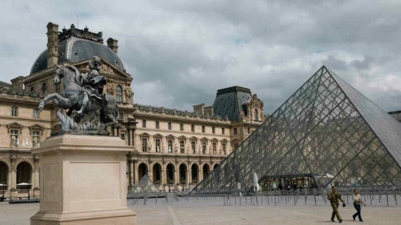 Fransa'nın başkenti Paris'teki dünyaca ünlü Louvre Müzesi'ne giren hırsızlar, değerli