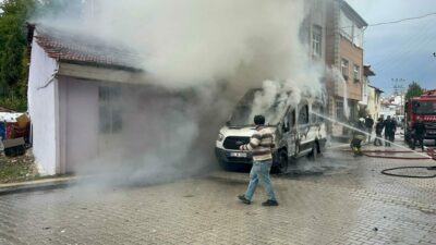 Park halindeki minibüste çıkan yangın ev ve iş yerine sıçradı