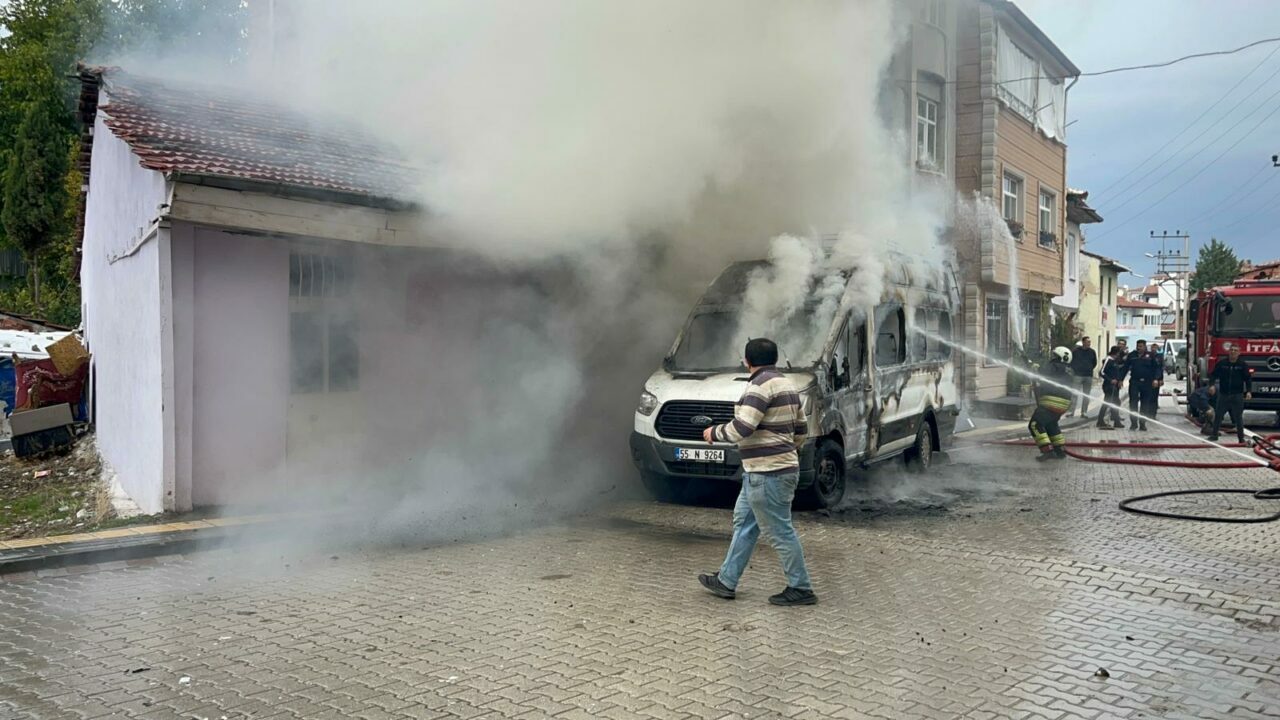 Park halindeki minibüste çıkan yangın ev ve iş yerine sıçradı Park halindeki minibüste çıkan yangın ev ve iş yerine sıçradı