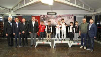 Bursa Osmangazi’de satranç ustaları kupalarına kavuştu