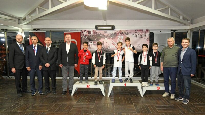 Bursa Osmangazi’de satranç ustaları kupalarına kavuştu Osmangazi Belediyesi’nin Türkiye Satranç Federasyonu ile Gençlik ve Spor İl