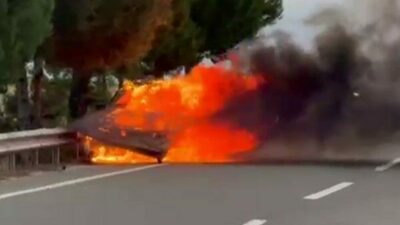 Seyir halindeki otomobil alev alev yandı