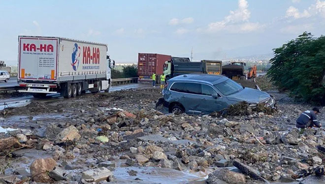Hatay’da heyelan faciası: Otoyol kapandı