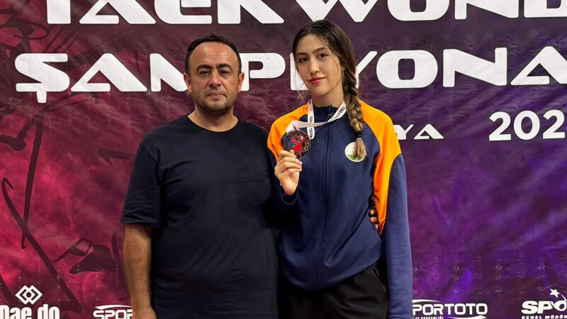 Osmangazili tekvandocudan bronz madalya Osmangazi Belediyespor Taekwondo Takımı sporcularından Şevval Melek Kanbur, Selami Ateş