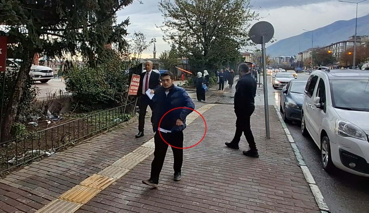 Yer: Bursa… Tepki görünce geri dönüp yere attığı çöpleri topladı Yer: Bursa… Tepki görünce geri dönüp yere attığı çöpleri topladı