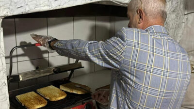 Ünü dünyaya yayıldı: Kargoyla tost gönderiyor