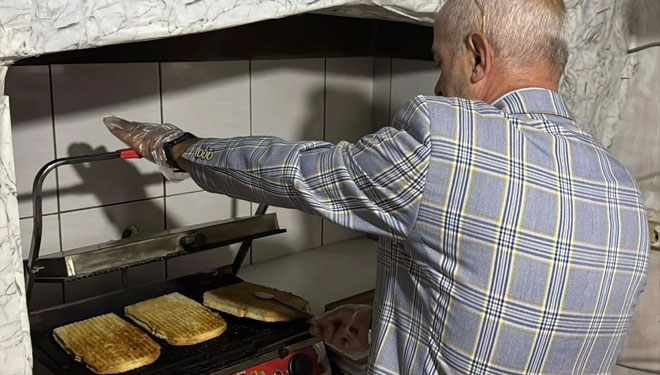 Ünü dünyaya yayıldı: Kargoyla tost gönderiyor