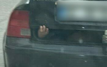 Trafikte film gibi görüntü: Bagajdan çıkan el şaşkına çevirdi Trafikte film gibi görüntü: Bagajdan çıkan el şaşkına çevirdi