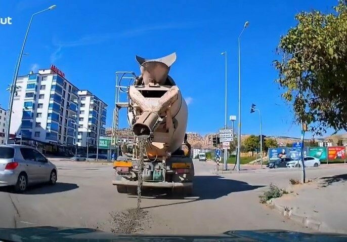 Trafikte tepki çeken anlar: Görenler inanamadı… Trafikte tepki çeken anlar: Görenler inanamadı…