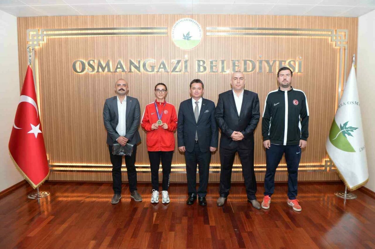 Türkiye ve Bursa’nın gururu milli sporcudan Başkan Aydın’a ziyaret Türkiye ve Bursa’nın gururu milli sporcudan Başkan Aydın’a ziyaret