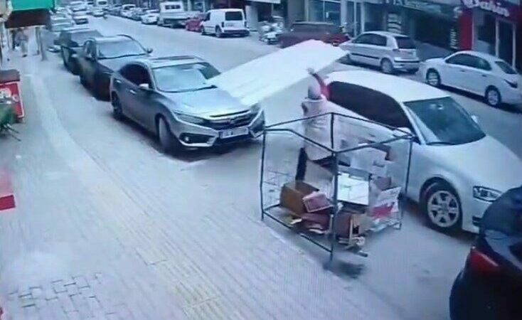 Bursa’nın Mustafakemalpaşa ilçesinde şiddetli rüzgar nedeniyle bir binadan kopan iki