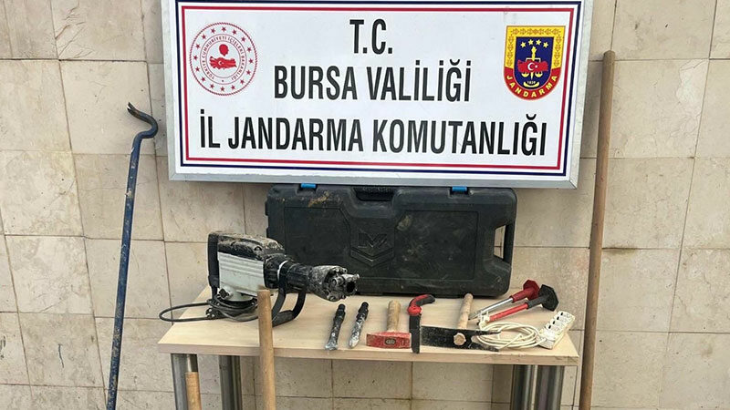 Bursa’da definecilere suçüstü! Bursa’nın Gemlik ilçesinde kaçak kazı yapan 4 kişi, jandarma ekipleri