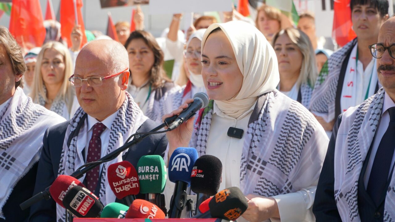 AK Parti Kadın Kolları’ndan Gazze için sessiz çığlık: “Barış kadınla mümkündür” AK Parti Kadın Kolları’ndan Gazze için sessiz çığlık: “Barış kadınla mümkündür”