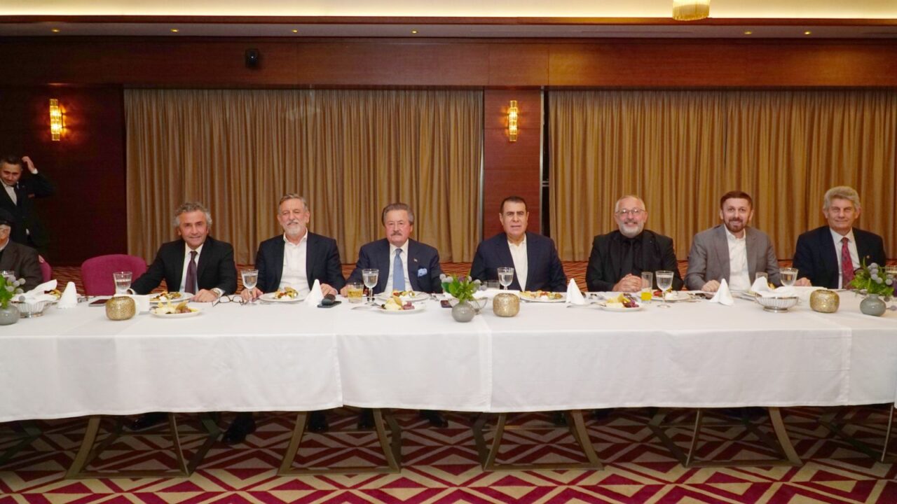 Devlet eski Bakanı Cavit Çağlar dostlarıyla hasret giderdi Devlet eski Bakanı Cavit Çağlar dostlarıyla hasret giderdi