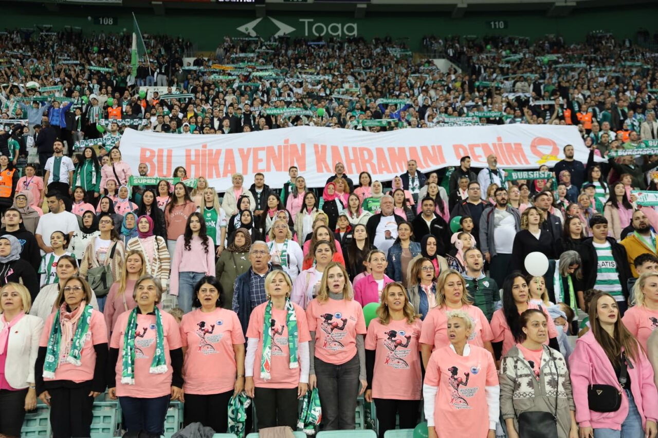 Bursaspor tribünlerinde pembe farkındalık! Bursaspor tribünlerinde pembe farkındalık!