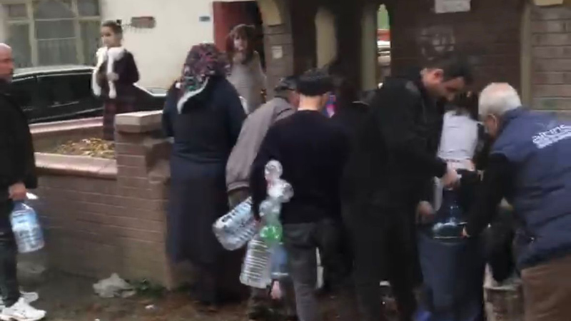 Bursa’da su kuyruğu! Mahalle çeşmesinde dikkat çeken görüntüler Bursa’da su kuyruğu! Mahalle çeşmesinde dikkat çeken görüntüler