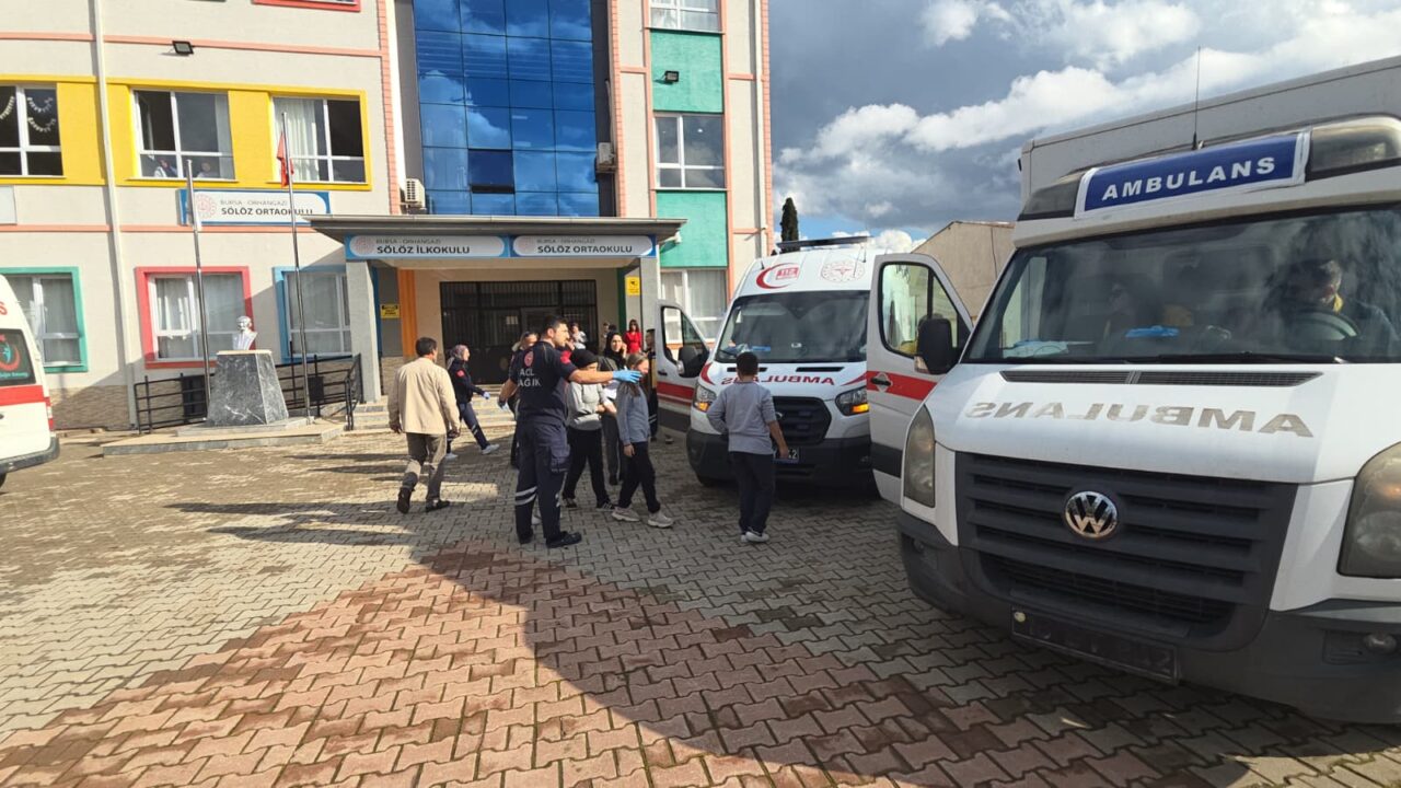 Bursa’daki bir okulda 20 öğrenci zehirlenme şüphesiyle hastaneye kaldırıldı Bursa’daki bir okulda 20 öğrenci zehirlenme şüphesiyle hastaneye kaldırıldı