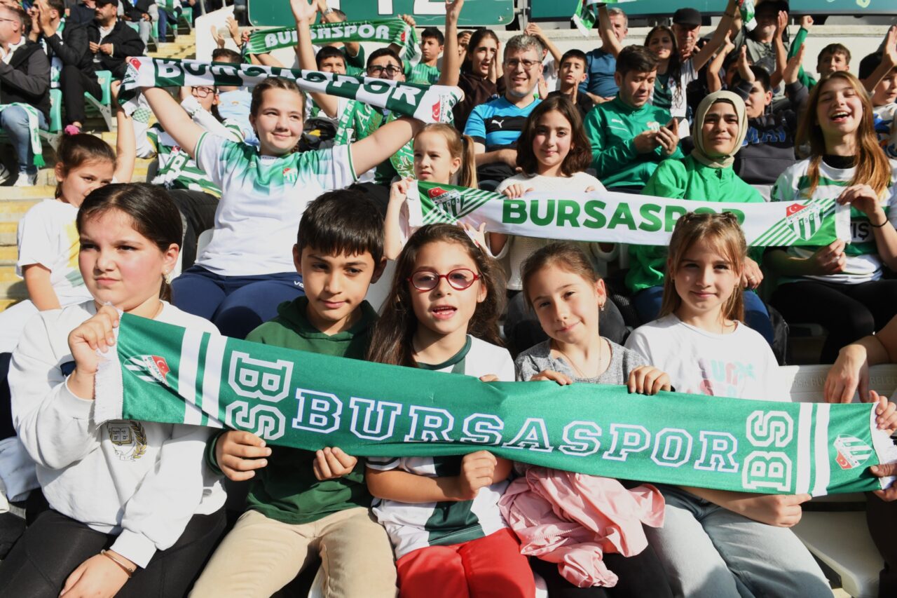 Osmangazi’de 100 çocuk ilk kez Bursaspor maçına gitti Osmangazi’de 100 çocuk ilk kez Bursaspor maçına gitti